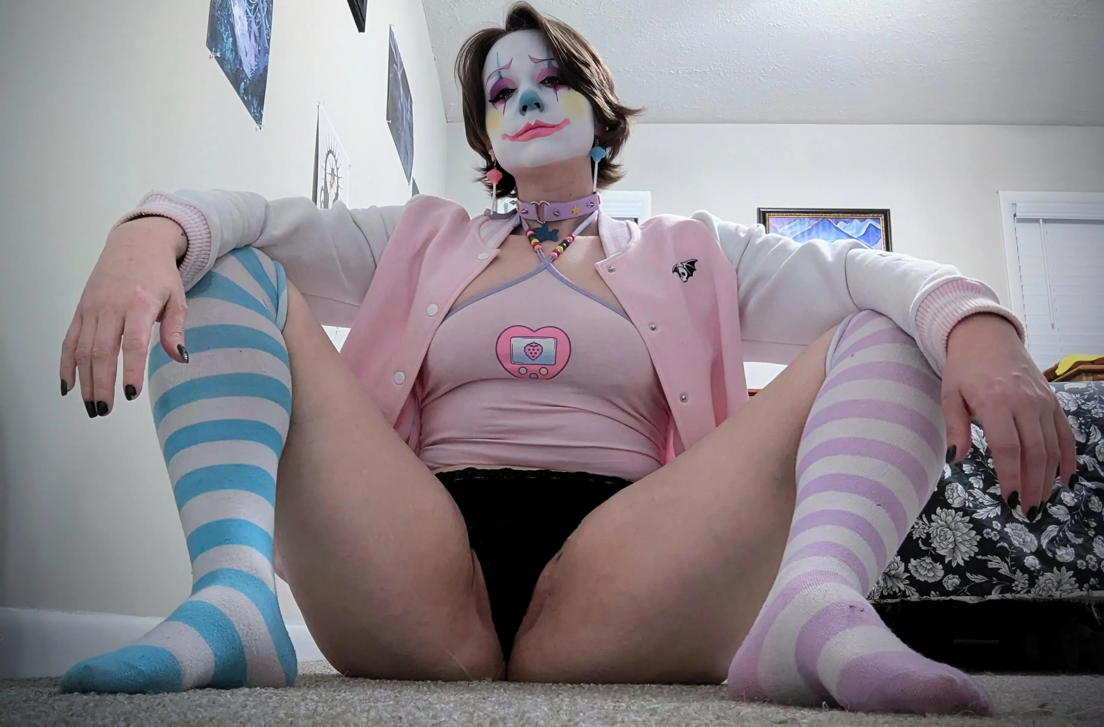 Anybody want to be bullied by a clown girl? 🤡🤜🫷