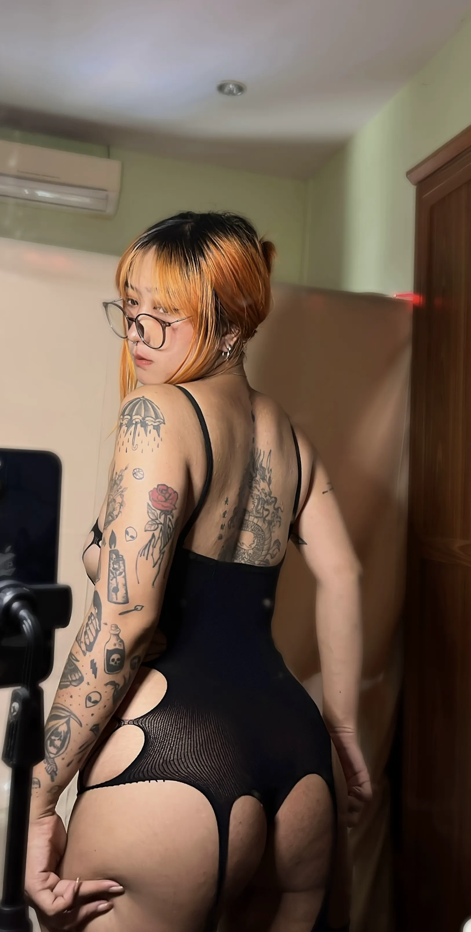 go on n leave ur handprint here