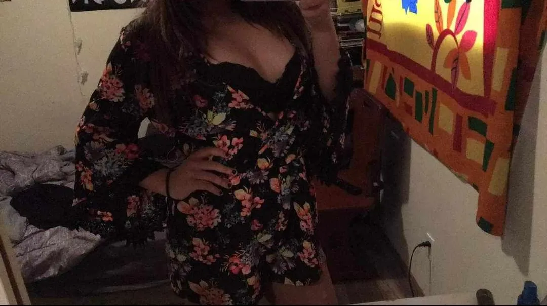 Just a smol tiddy goth girl 🖤 DMs welcome 💋