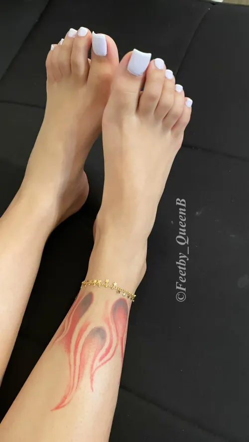 My pretty toes needs to be sucked today 😝🦶🏻any volunteers? “Oc”