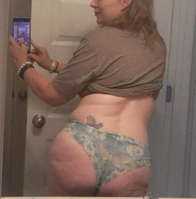 Taking a break from doing mom things to show you my phat 🍑