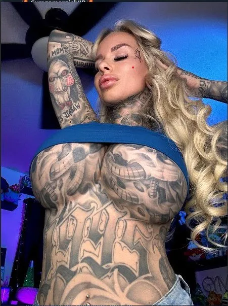 tattooed slut taking it up her hot ass