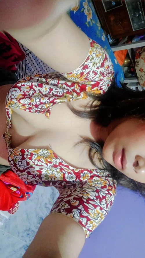 The blouse's hooks were tight asf 😭