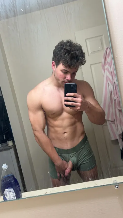 [19] Just got off work 😏