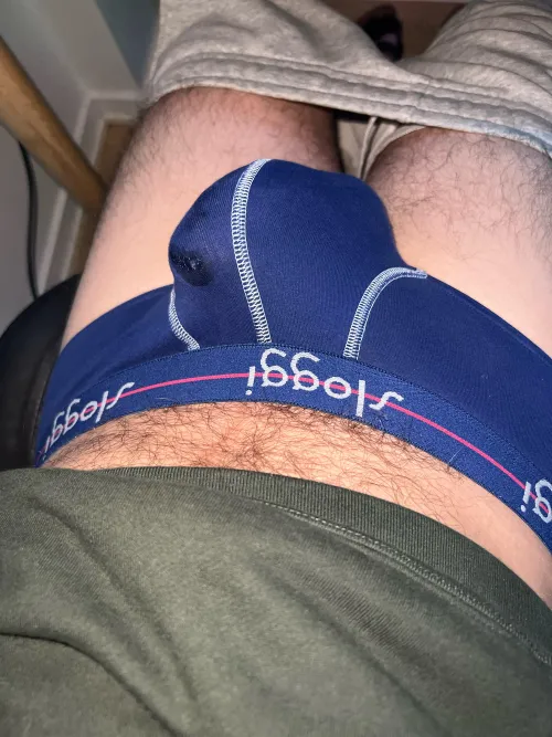 Scrolling Reddit and chatting makes me leak