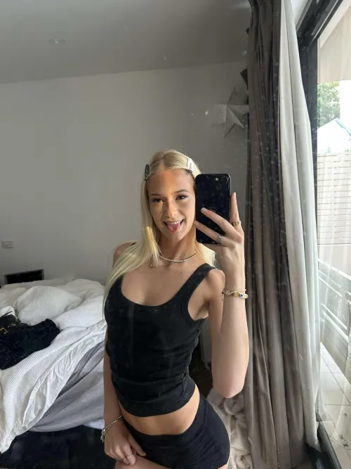 Trophy wife ready for your services !