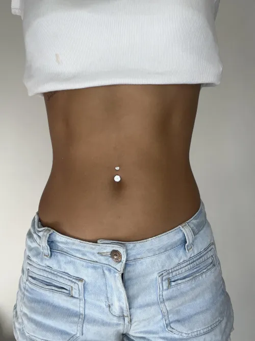 What draws men more: a girl's naked body or her tummy?