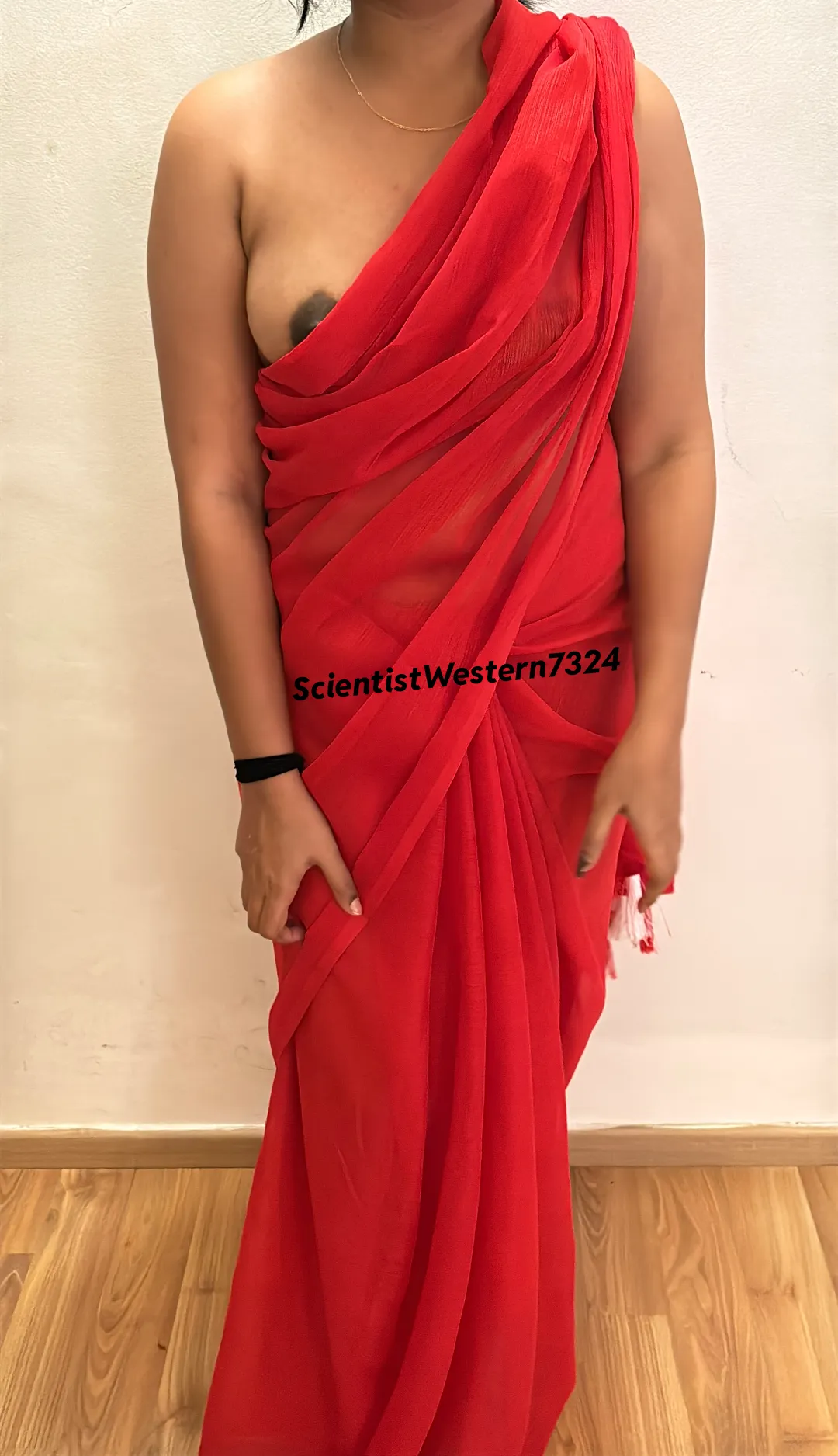 Exhibiting in Saree is just what i love the most🥵