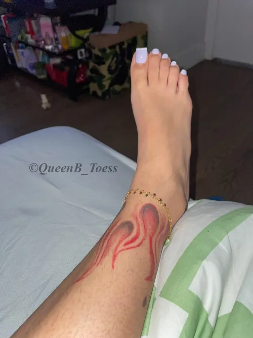 Gagg on my feet after a long day of work 😝🦶🏻