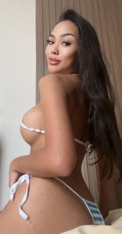 Is this enough sideboob to make you blush?