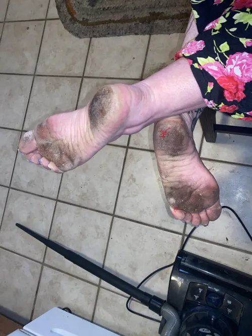 My feet were already filthy, then I dropped protein powder. I accidentally made your dinner! Delicious and nutritious! Down your throat it goes…