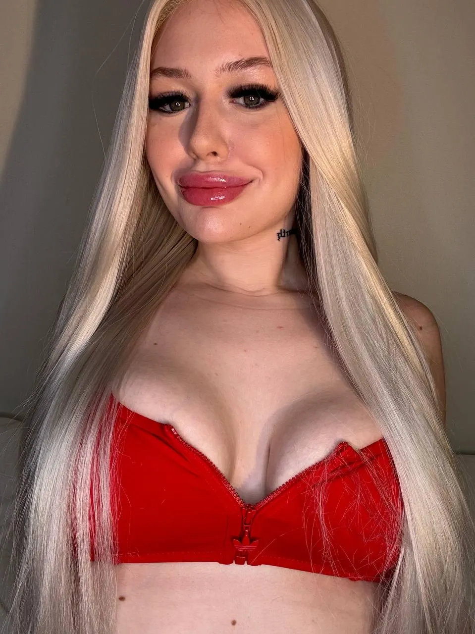 Perfectly blonde and big heart-shaped lips are an irresistible combo