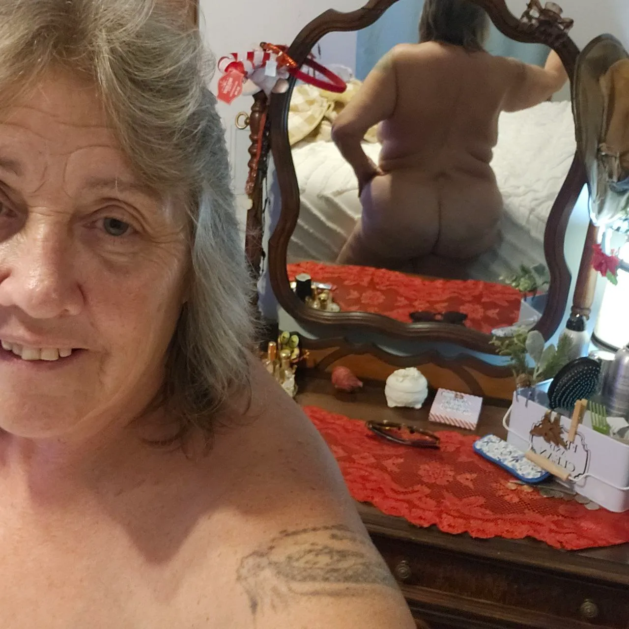 See my Gilf ass in the mirror