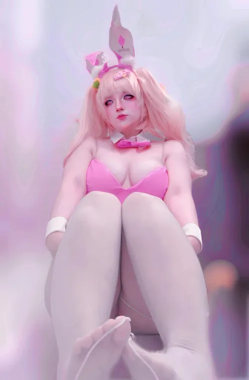 Bunny Alice paws by (Rinzcosplayz)