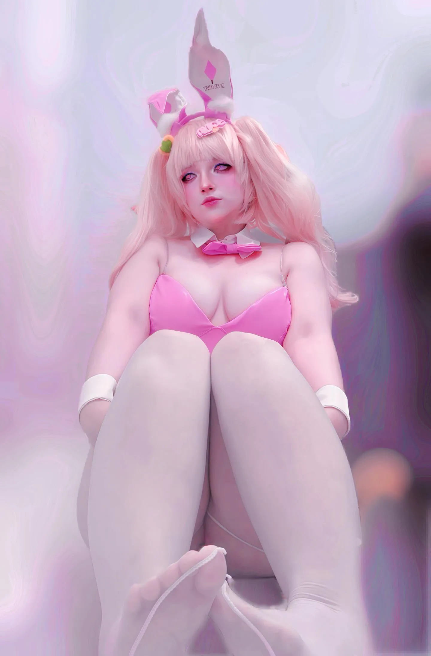 Bunny Alice paws by (Rinzcosplayz)