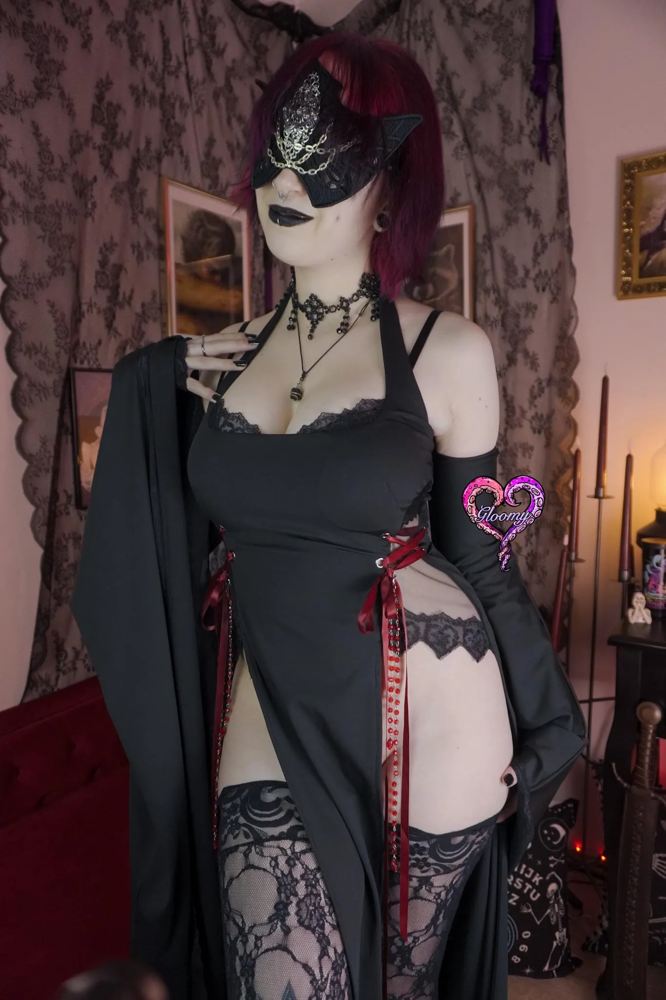 Panties are overrated. Easy access is much more important 👀🖤