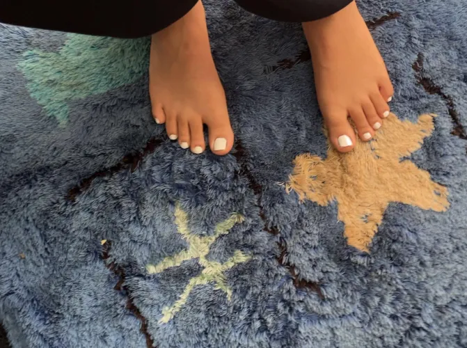 I need someone to suck my white toes