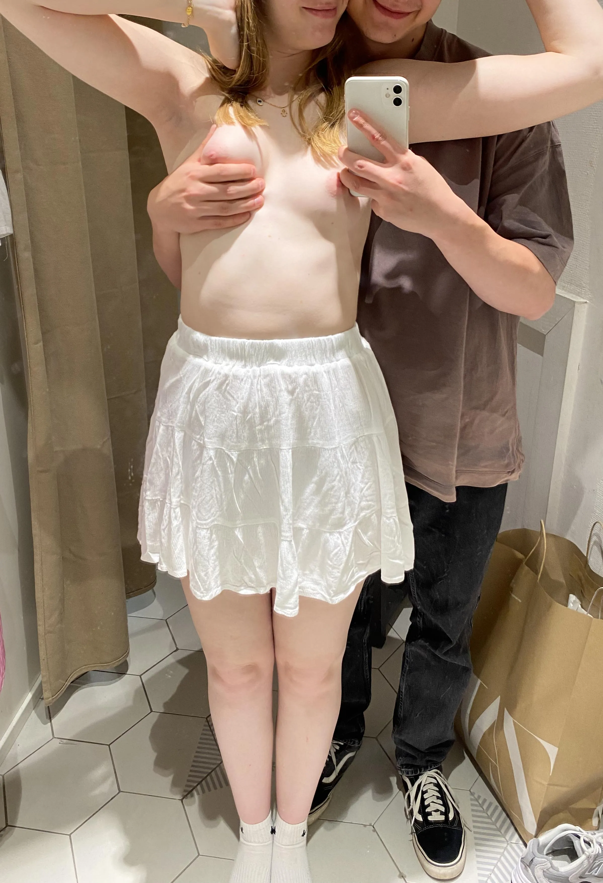 Looking for fellow girls and couples