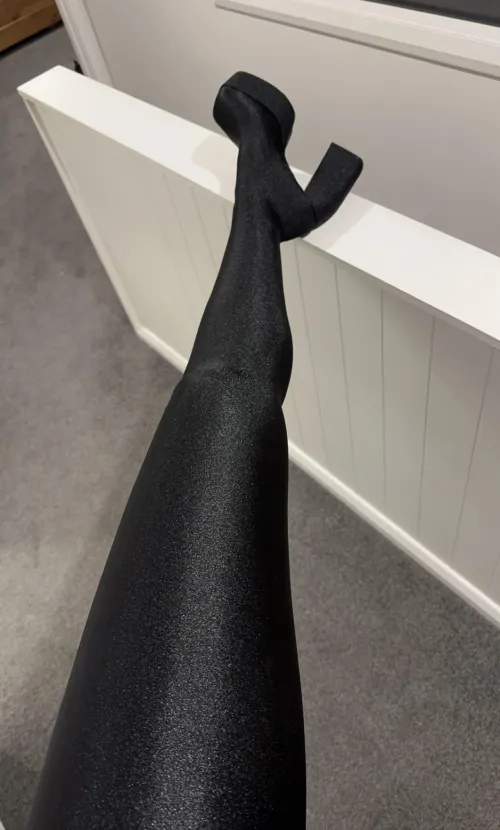 My 6’2 legs in these heel pants 🖤