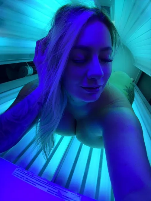 Tan curvy women with some blonde hair 🥵