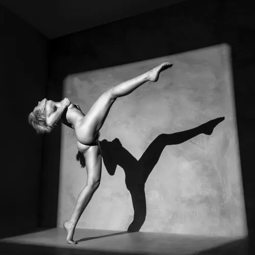 High-stepping shadow