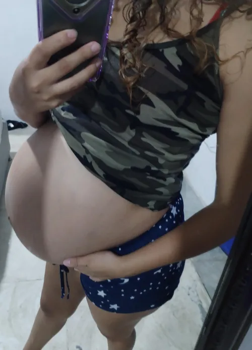 My pregnancy is about to explode and I love it 😈