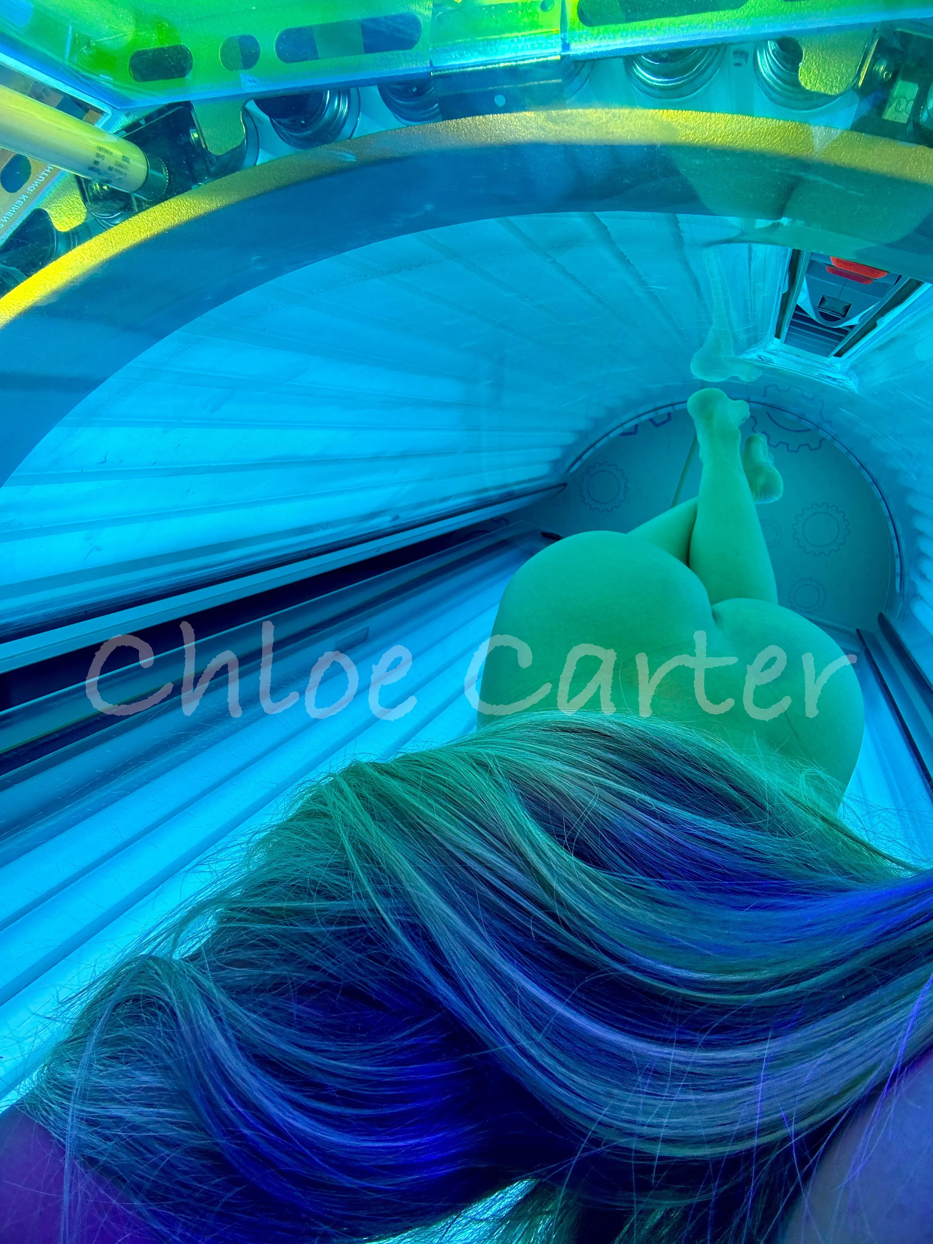 Over the shoulder 👀👅