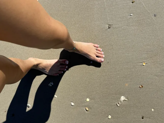 toes done & beach vibes