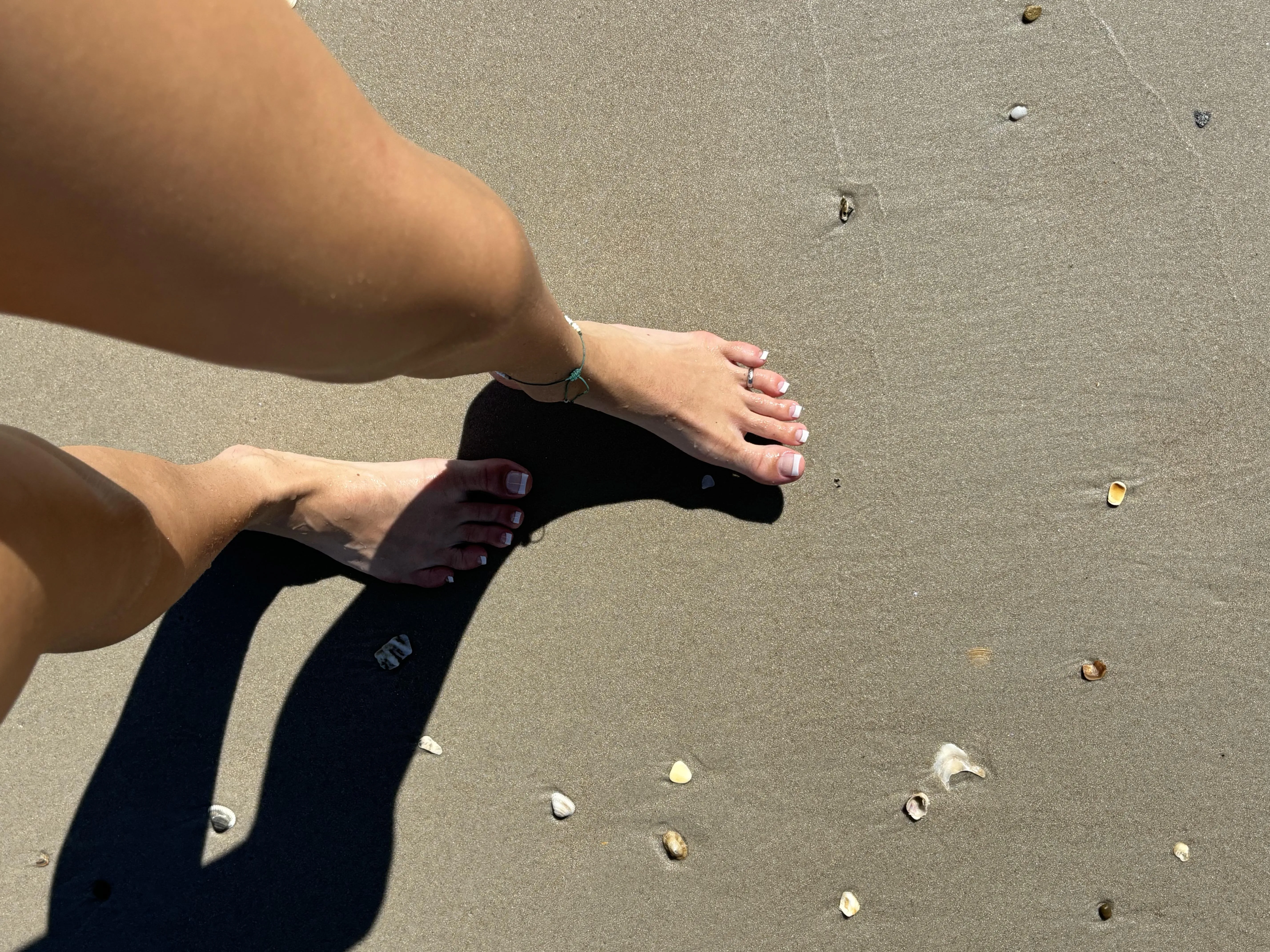 toes done & beach vibes