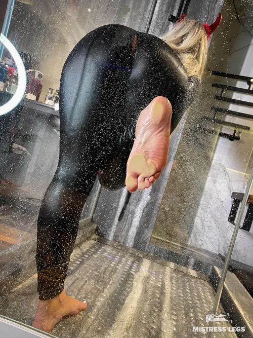 Wanna lick every drop from my wrinkled soles [OC]