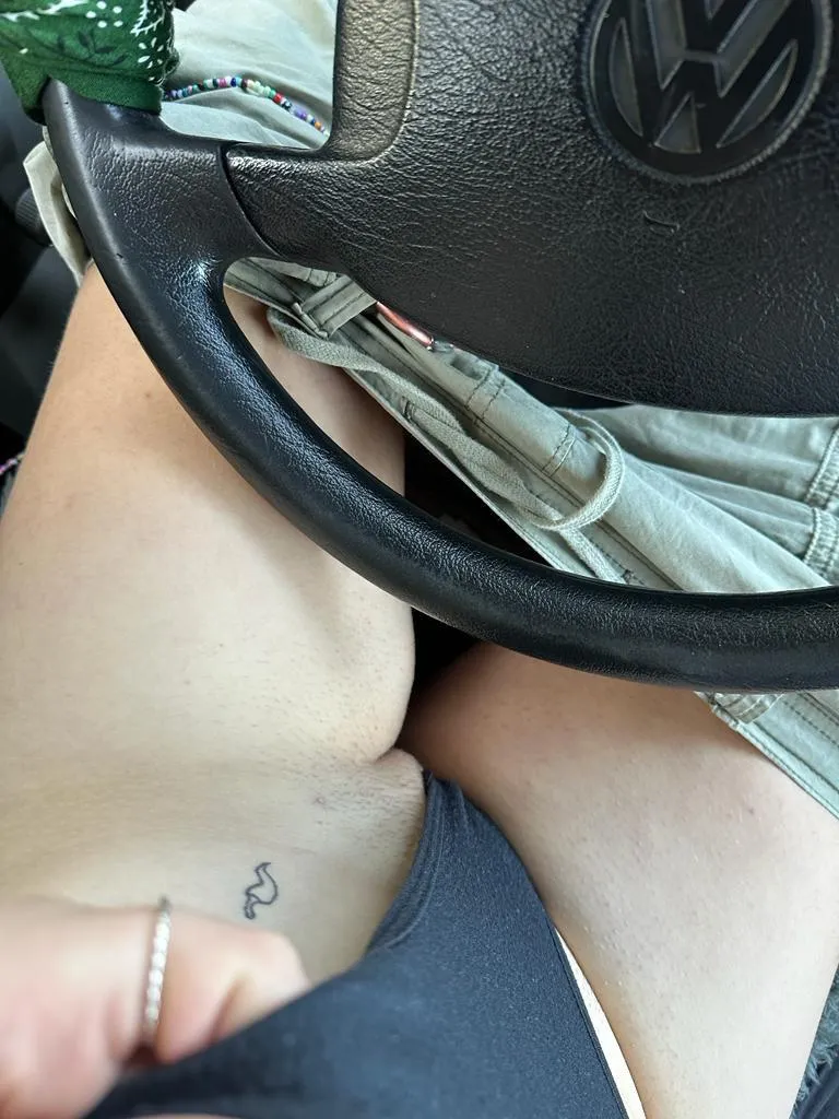 Wenn sich keiner bei mir meldet, muss ich es mir eben selbst im Bumsbus machen😏💦