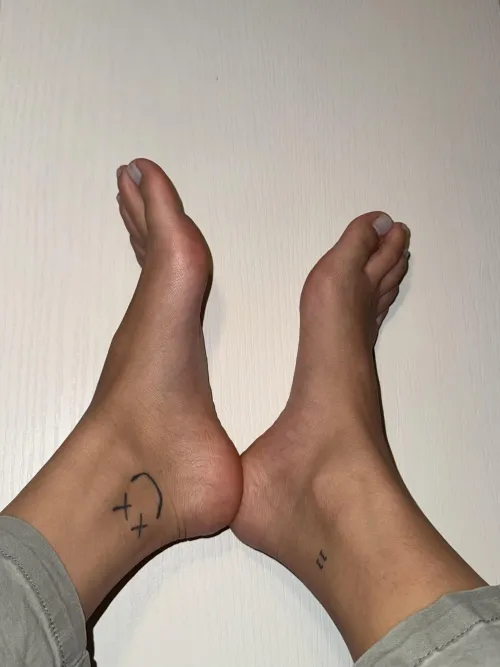 19 yr old soft asian feet long toes