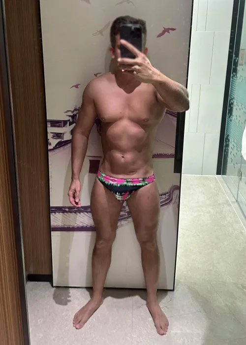 I prefer speedo with the narrow sides.