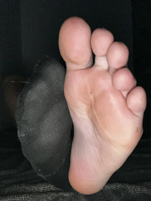 Is anyone here willing to complete challenges for pictures of my giant feet? If so, upvote this and DM me. (EU 48, US 15)