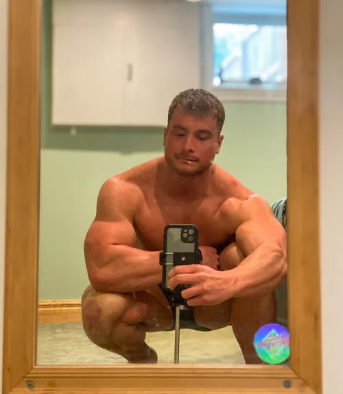 Just a guy, his gains, and a slightly smudged mirror.😉😏