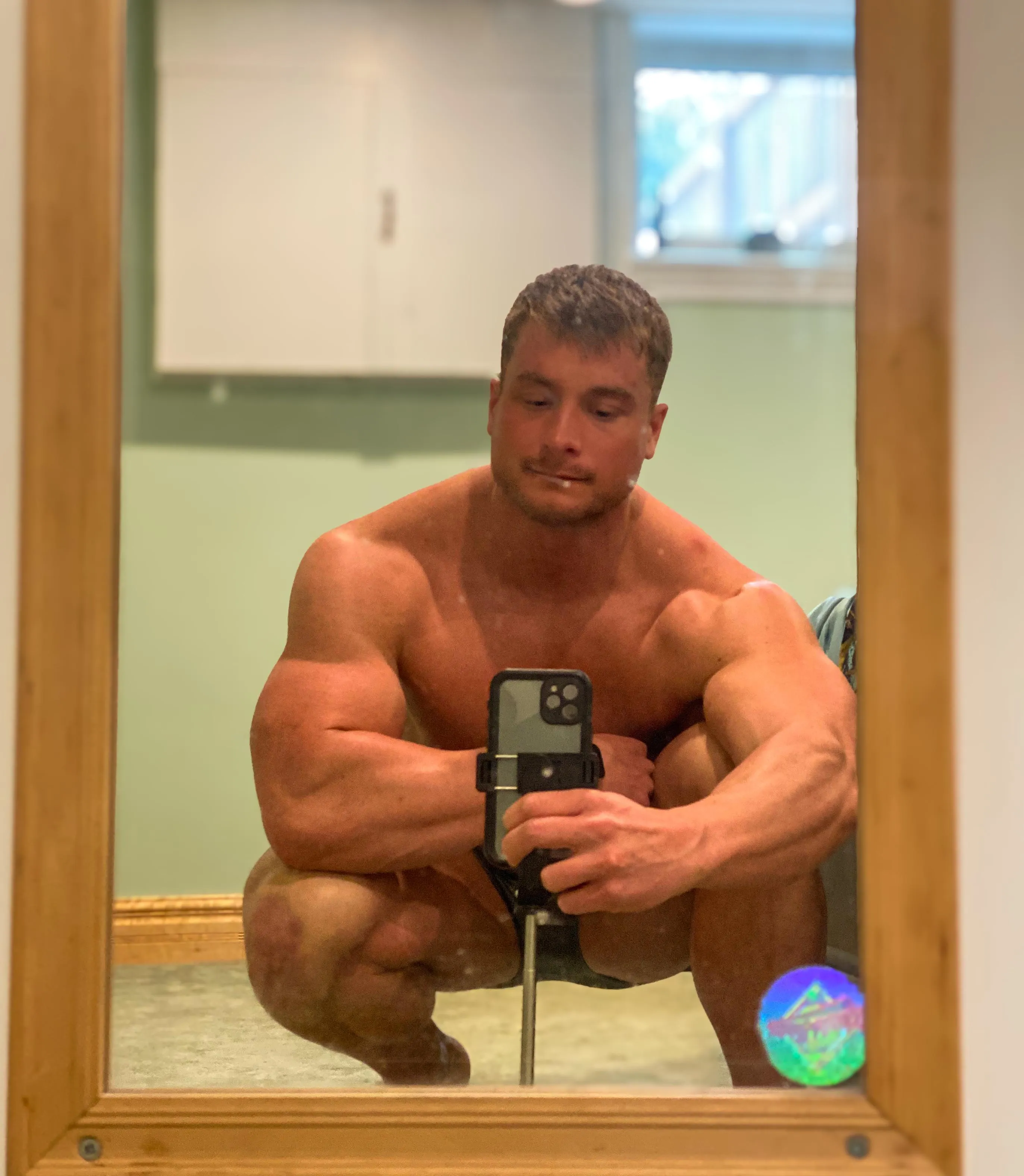 Just a guy, his gains, and a slightly smudged mirror.😉😏