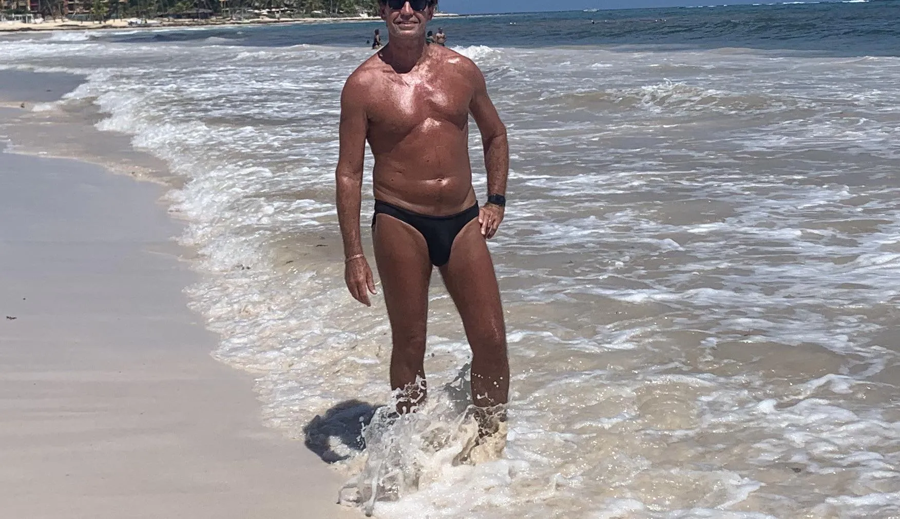 Tanned in black narrow side bikini