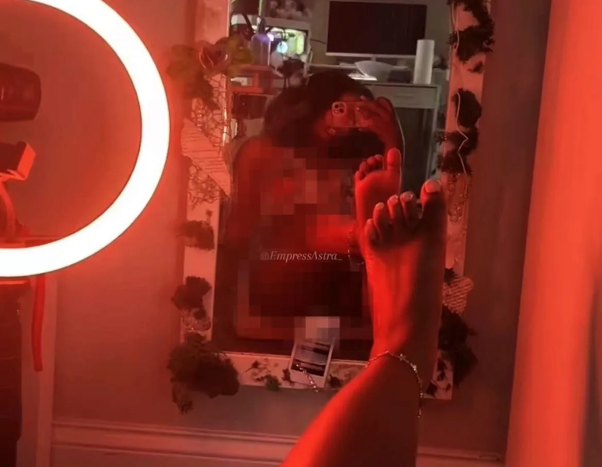 All It takes is a few toes and you’re weak 💦