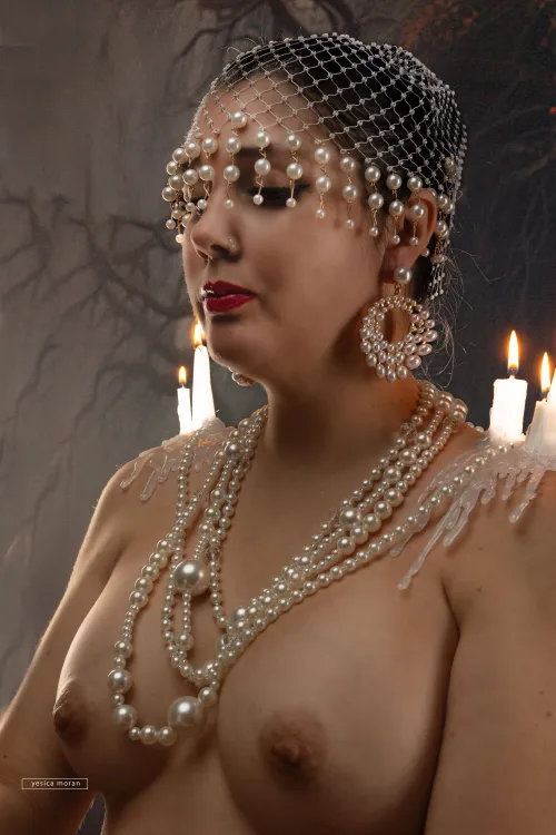 ​In Chinese culture, pearls symbolize wealth and good fortune. They are often depicted alongside dragons, believed to guard these treasures beneath the water. By the mid-Qing dynasty, the pearl motif evolved into the 