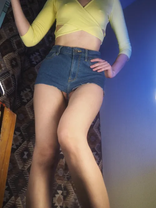 Looking forward for summer to wear those crop top with no bra and tiny shorts^^