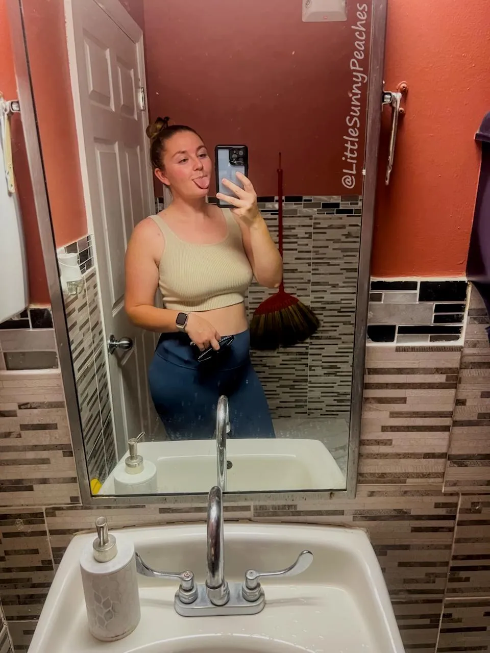 Peachy Post Gym Selfie