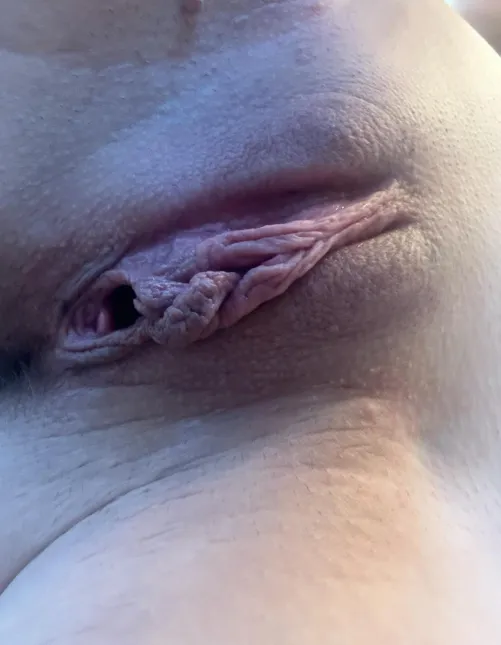 Since all of you old men seem to love my shaved pussy. Here you go👅 Breed me or pull out?