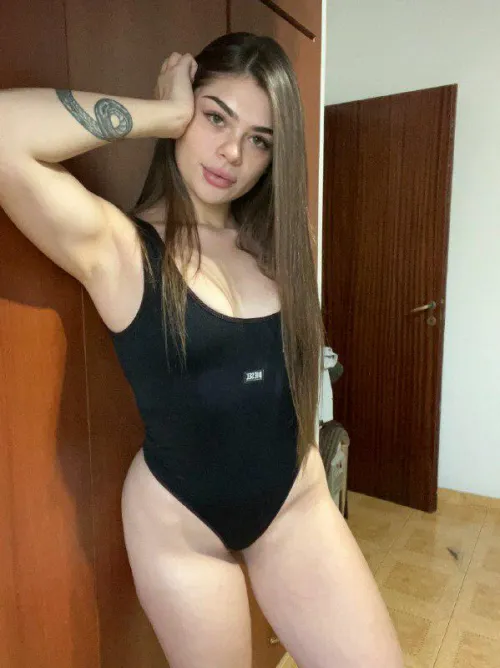 This one-piece says fun, flirty, and full of energy. What’s your vibe?