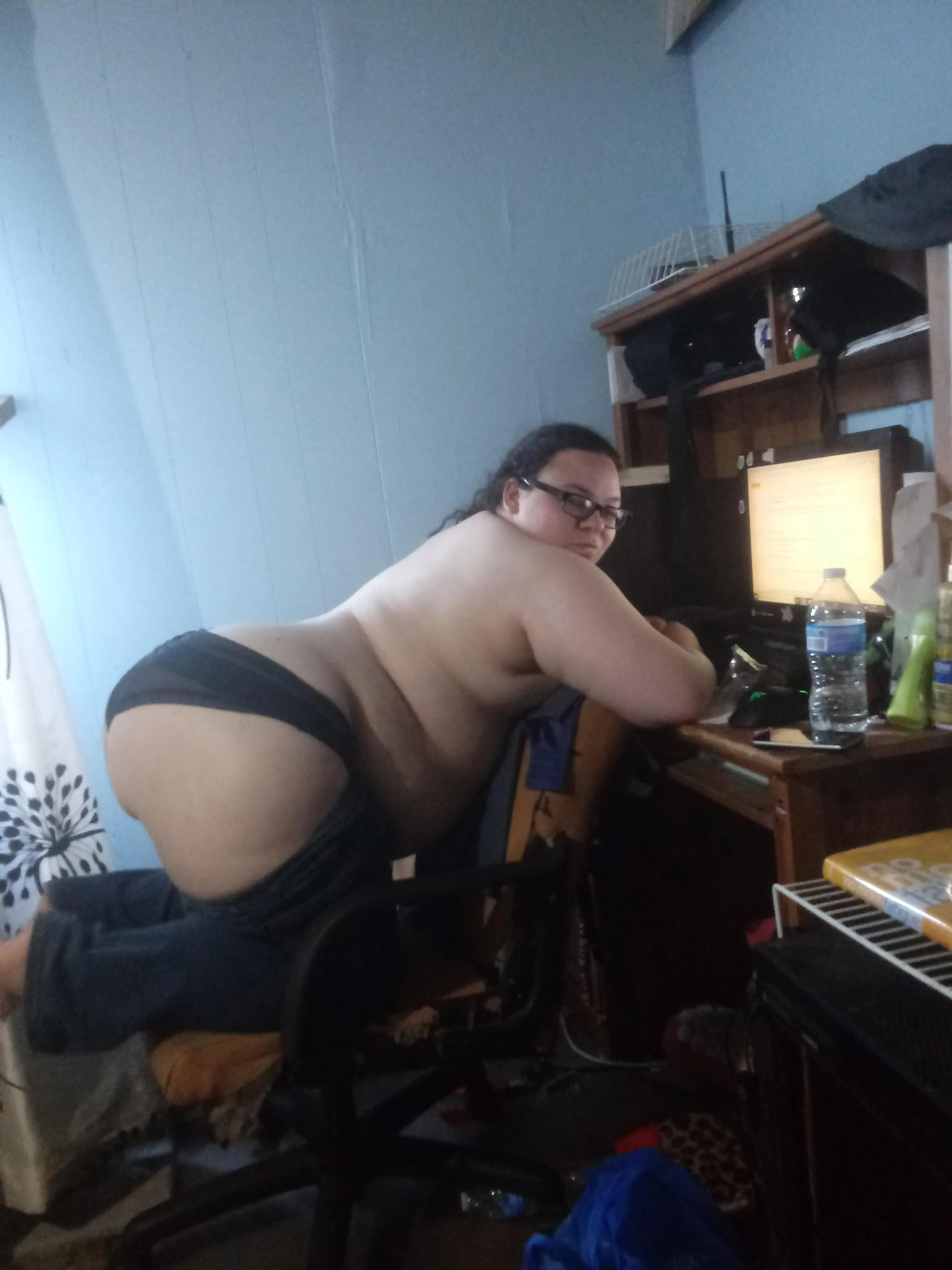 Ya iv'e got rolls but look at that booty curve