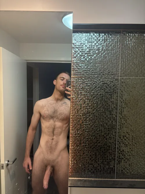 25 Male Bull, Kangaroo Point, Looking for F/MF for some post Cyclone fun. Hung.