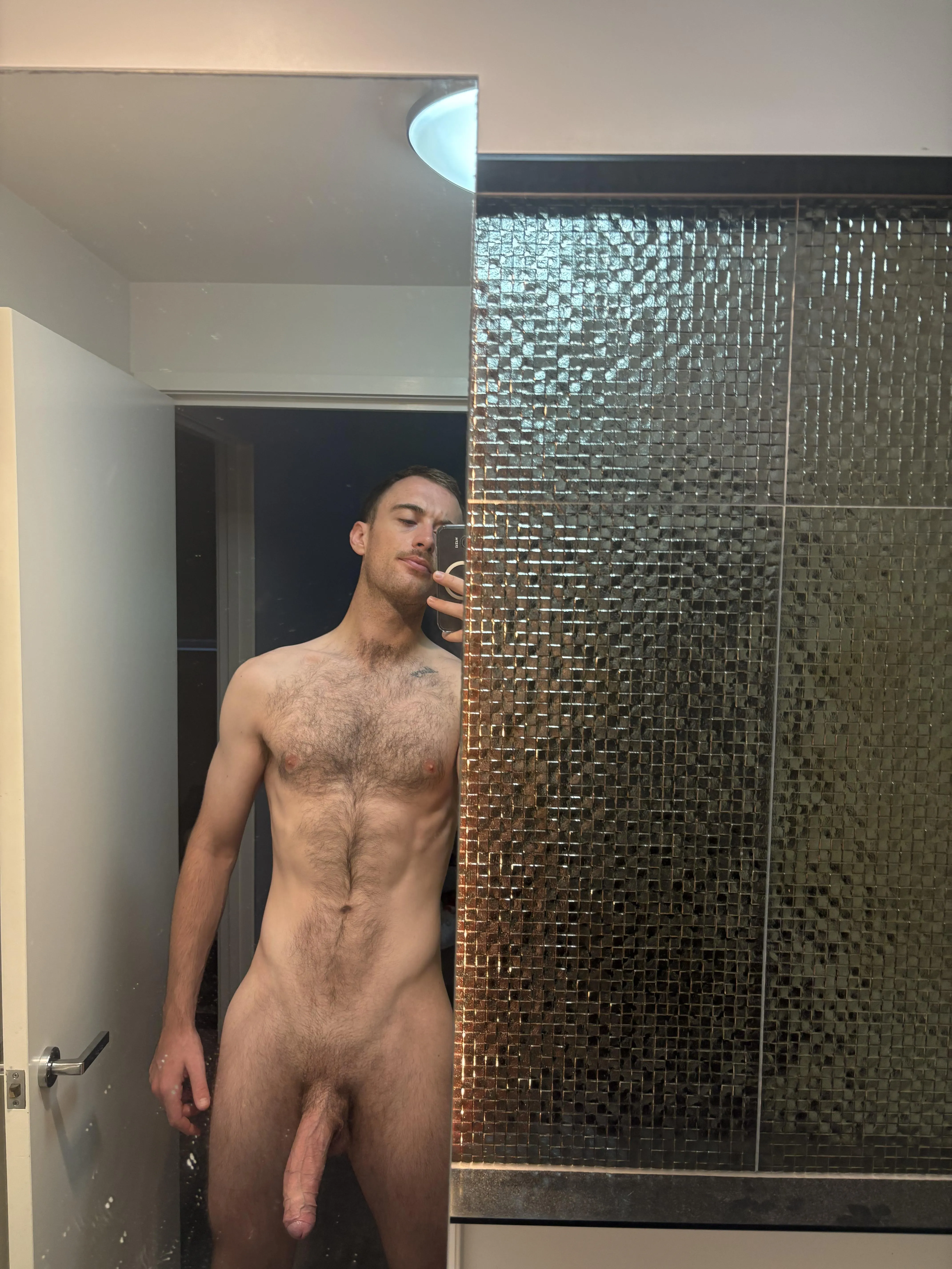 25 Male Bull, Kangaroo Point, Looking for F/MF for some post Cyclone fun. Hung.