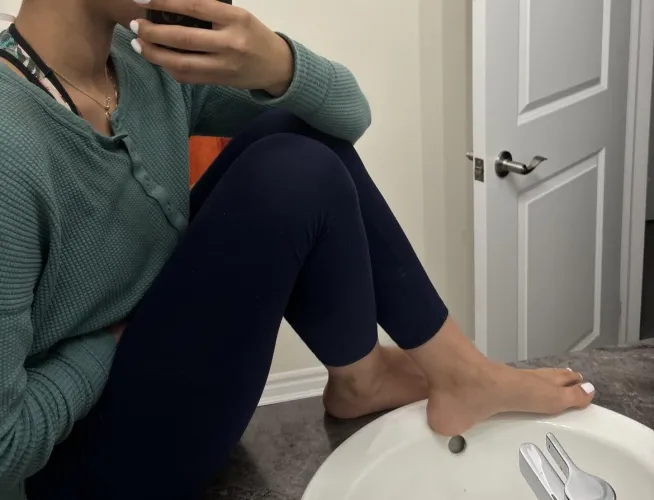 I want my feet on your washroom sink