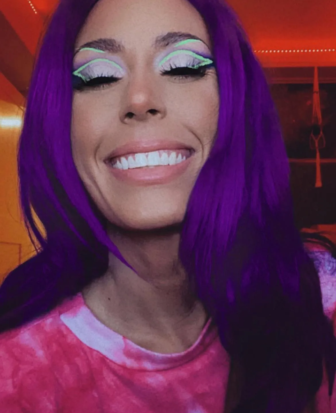 Neon eyeliner to go with my neon hair 😘