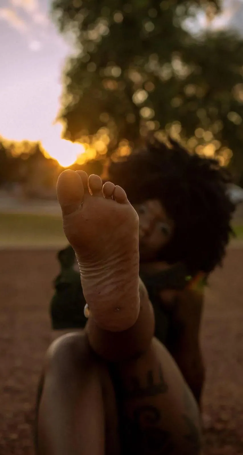 🦶🏾Perfect way to end the day 🦶🏾 Kissing my dirty feet as the sun sets 🌅