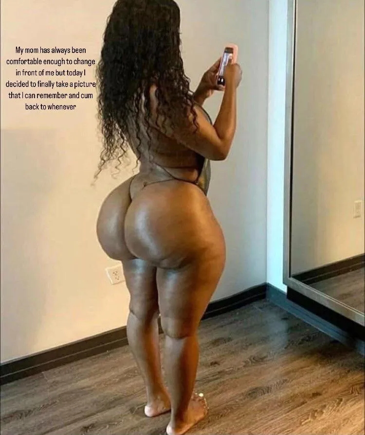 Recording your thick plump booty mom while she’s distracted and oblivious around you